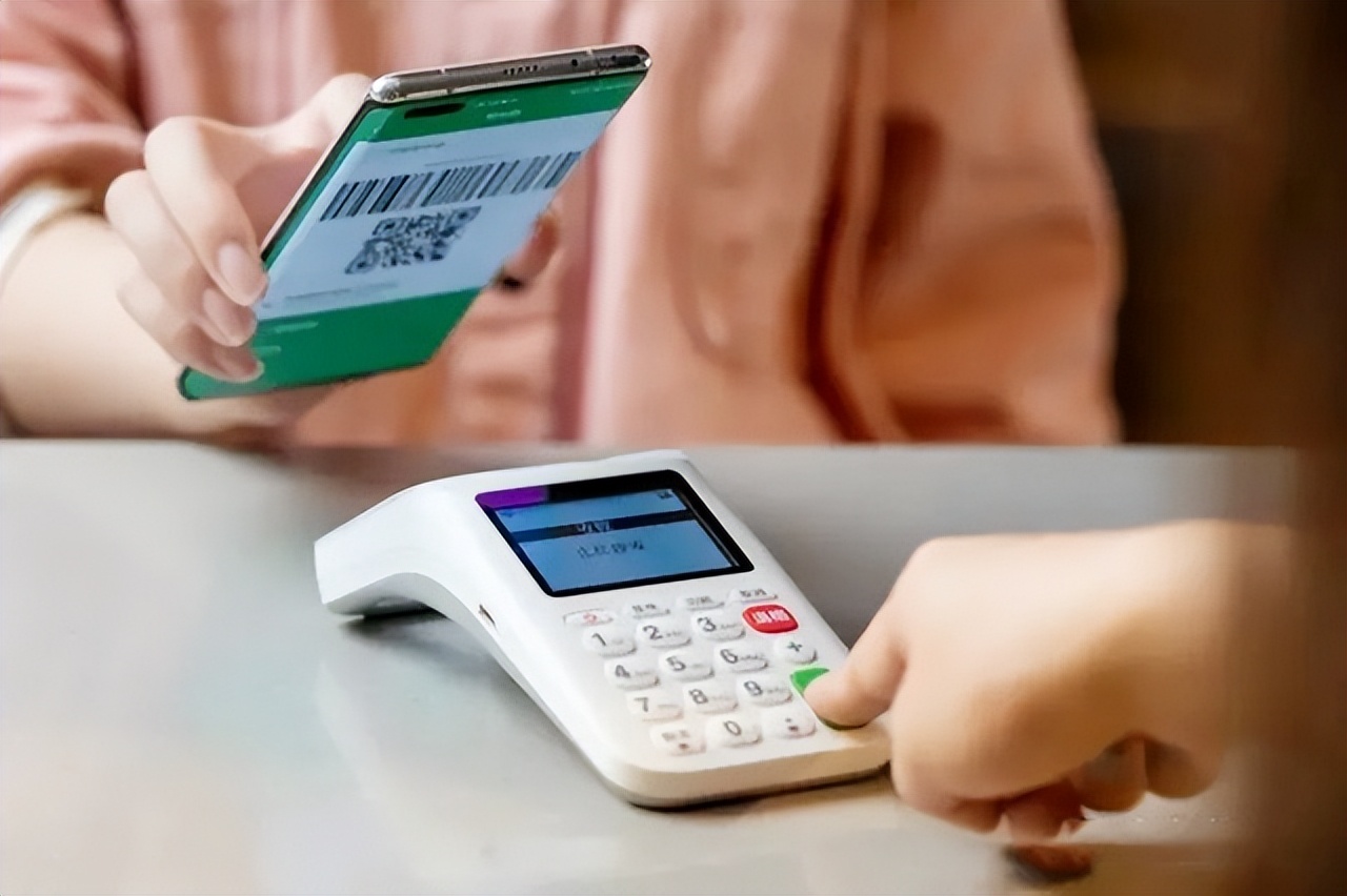 美国小伙在中国生活8年，回国后绝望吐槽，连夜买机票回中国