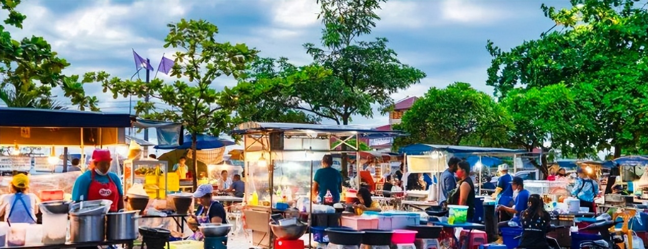 长点心！路边的小摊，都往碗里套个塑料袋，高温热汤直接倒在里面