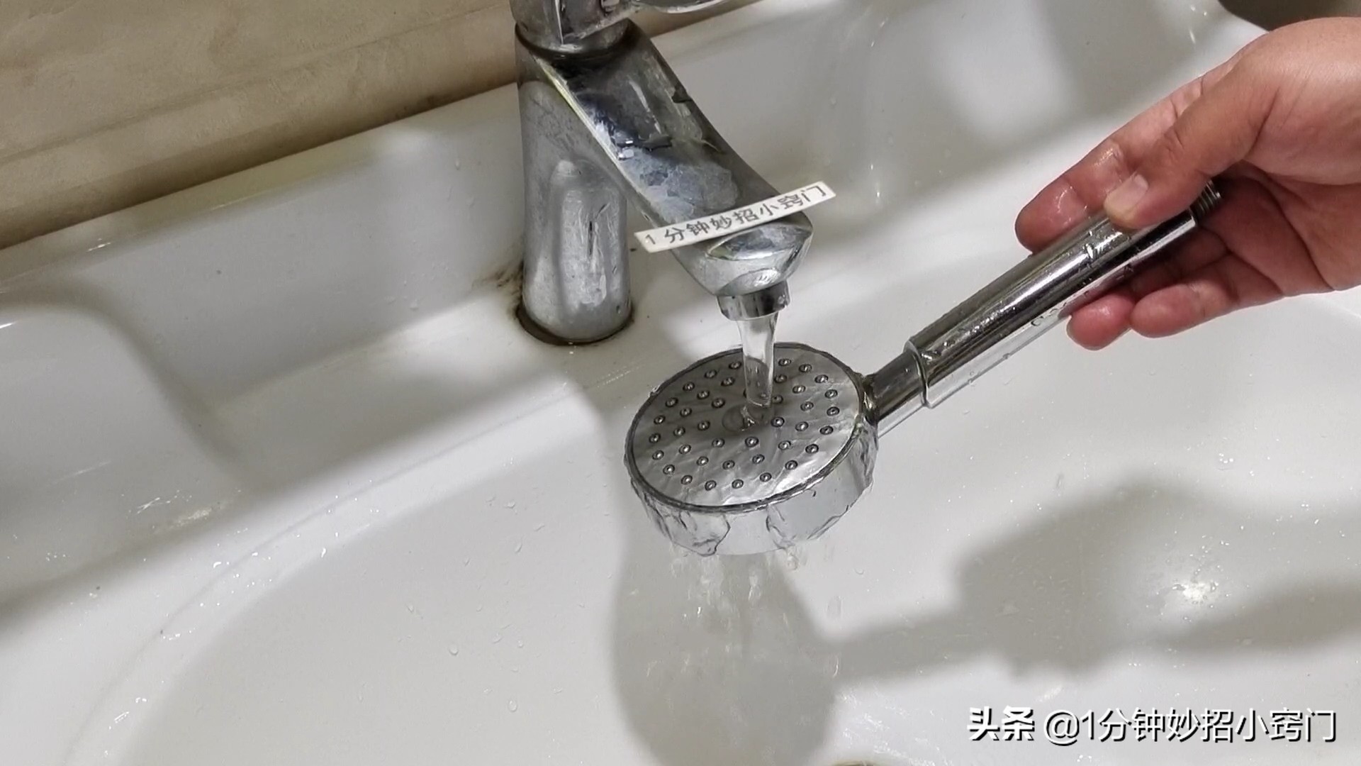 淋浴大花洒拆不下来堵塞怎么清洗,淋浴头堵塞用热水烫变形了怎么办