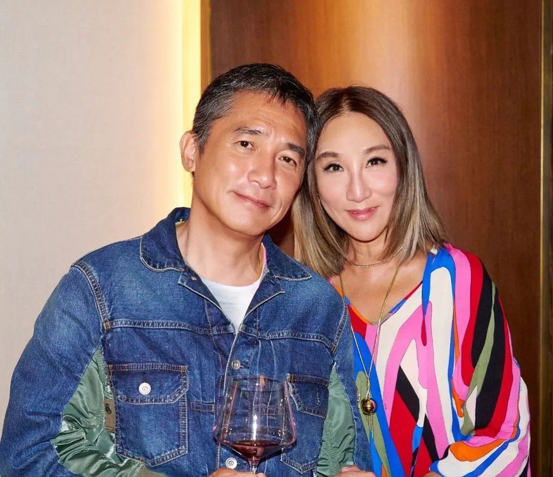 刘嘉玲与梁朝伟恩爱合照穿小香风,刘嘉玲梁朝伟红毯动图