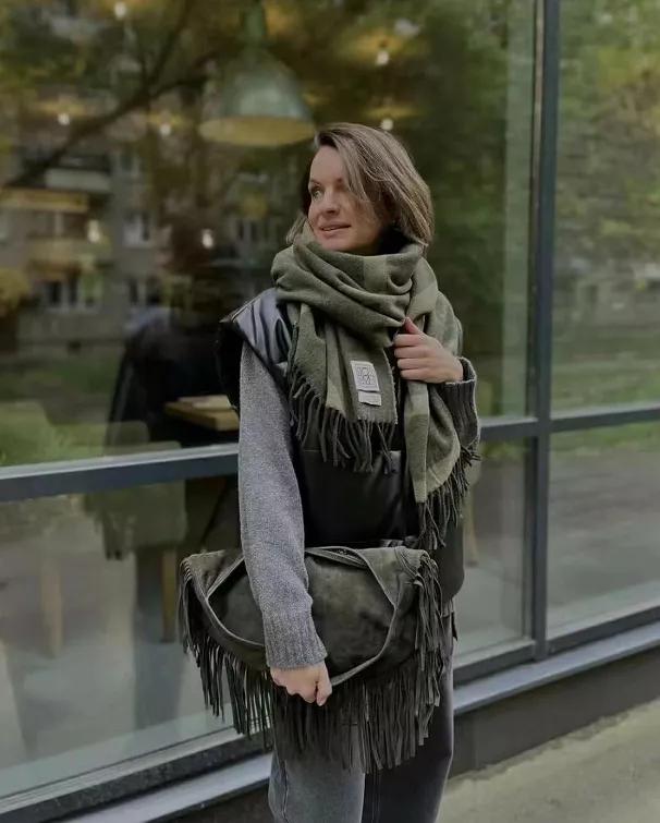 冬天搭配棉衣围巾系法,冬天比较惊艳的穿搭围巾