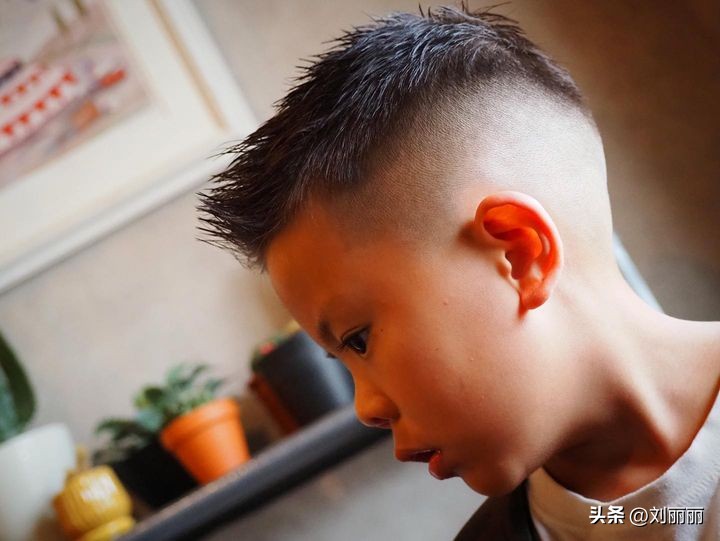 最新小男孩流行发型帅气又时髦,十一最帅气小男孩发型15款