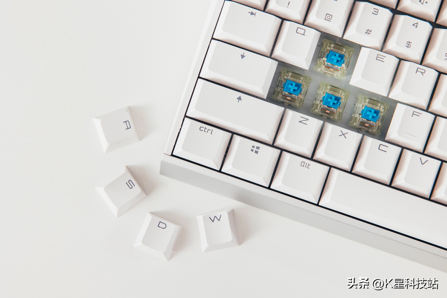 我的桌面我做主，一套平淡无奇白色系生产力+重度娱乐桌面分享