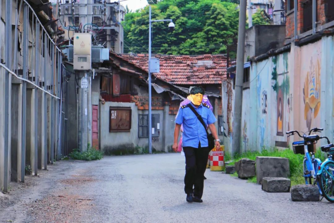 穿越五块石的百米窄巷，打开铁半城的光