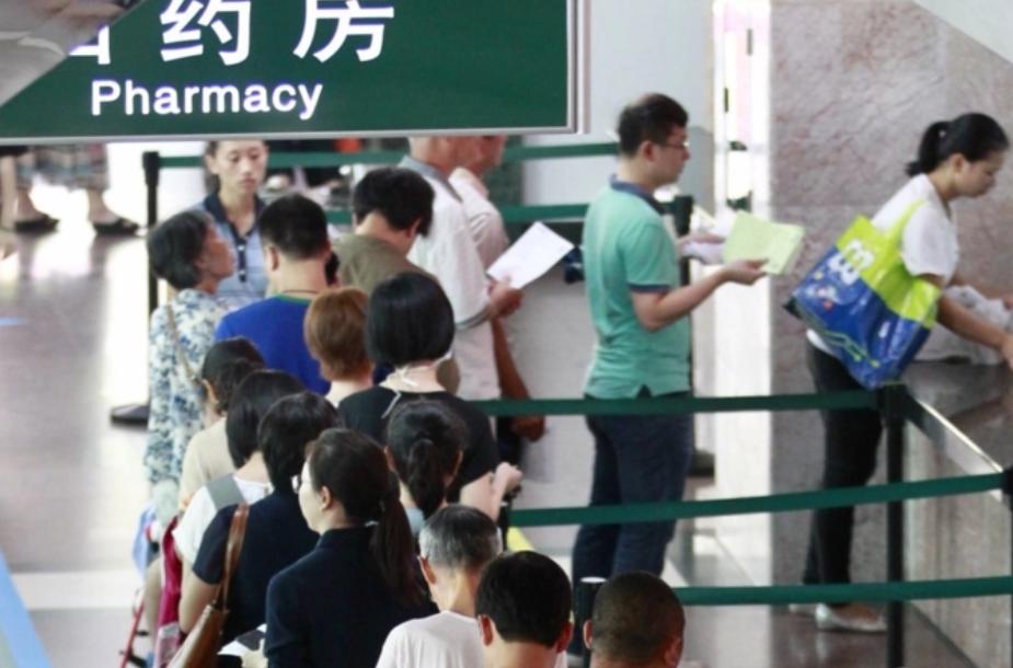 女孩腹痛就医，医生检查发现其阴道处的紫蓝色膨隆，立即引起重视