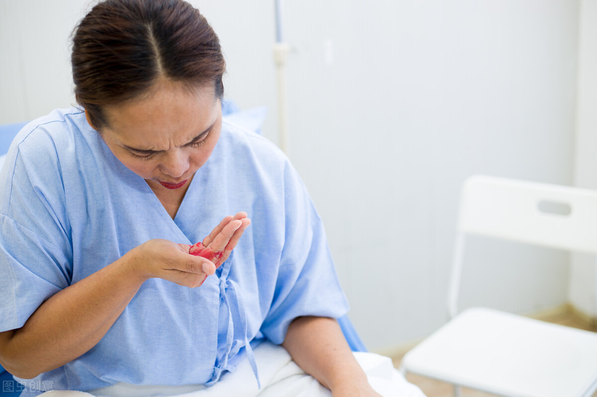 老是恶心干呕喉咙有粘痰怎么回事,咳出来的痰不小心吞了怎么办