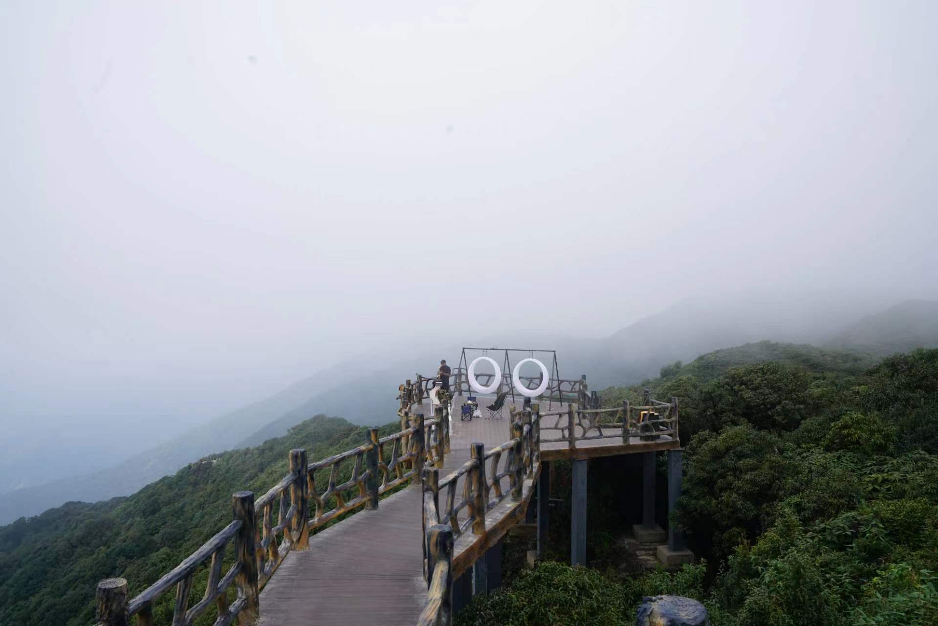 哀牢山金山垭口观景台,哀牢山茶马古道和金山栈道