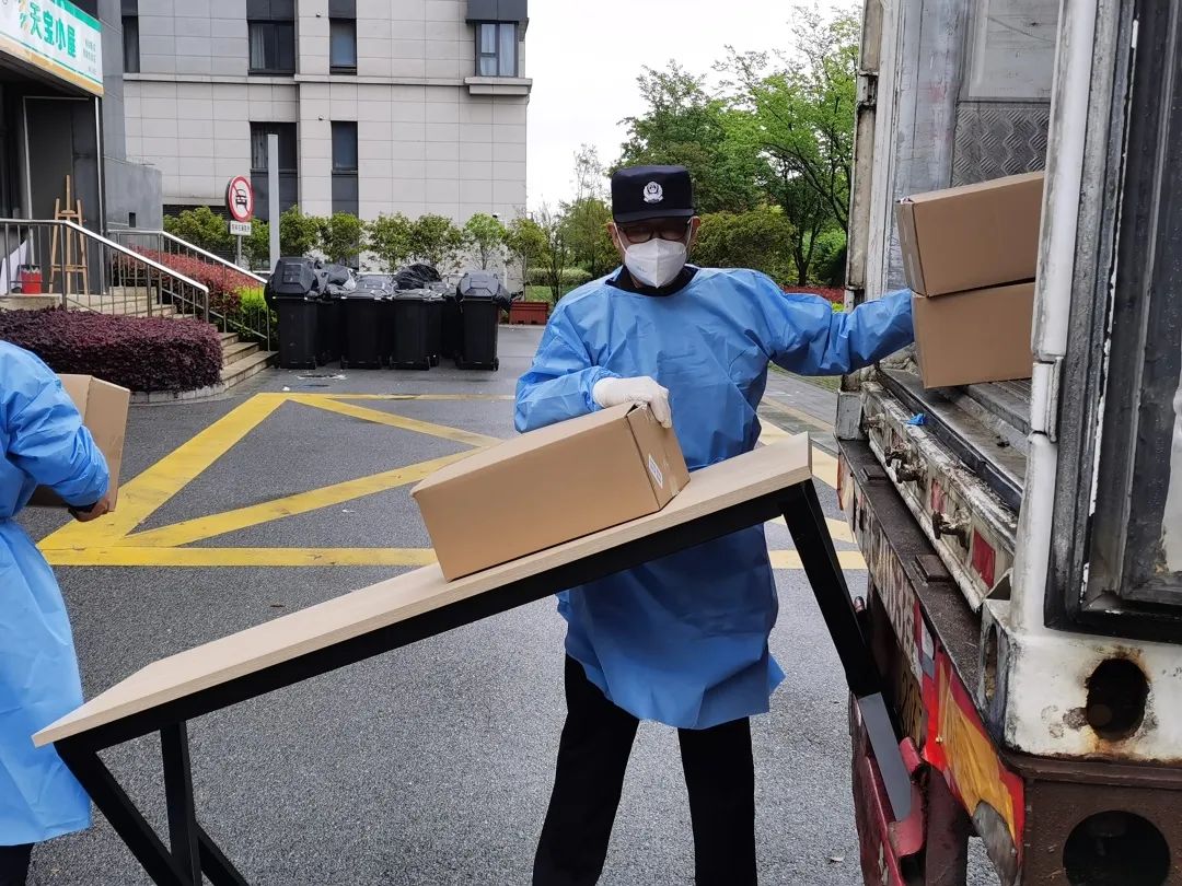 社区慰问抗击疫情志愿者,社区志愿者疫情防控巡逻