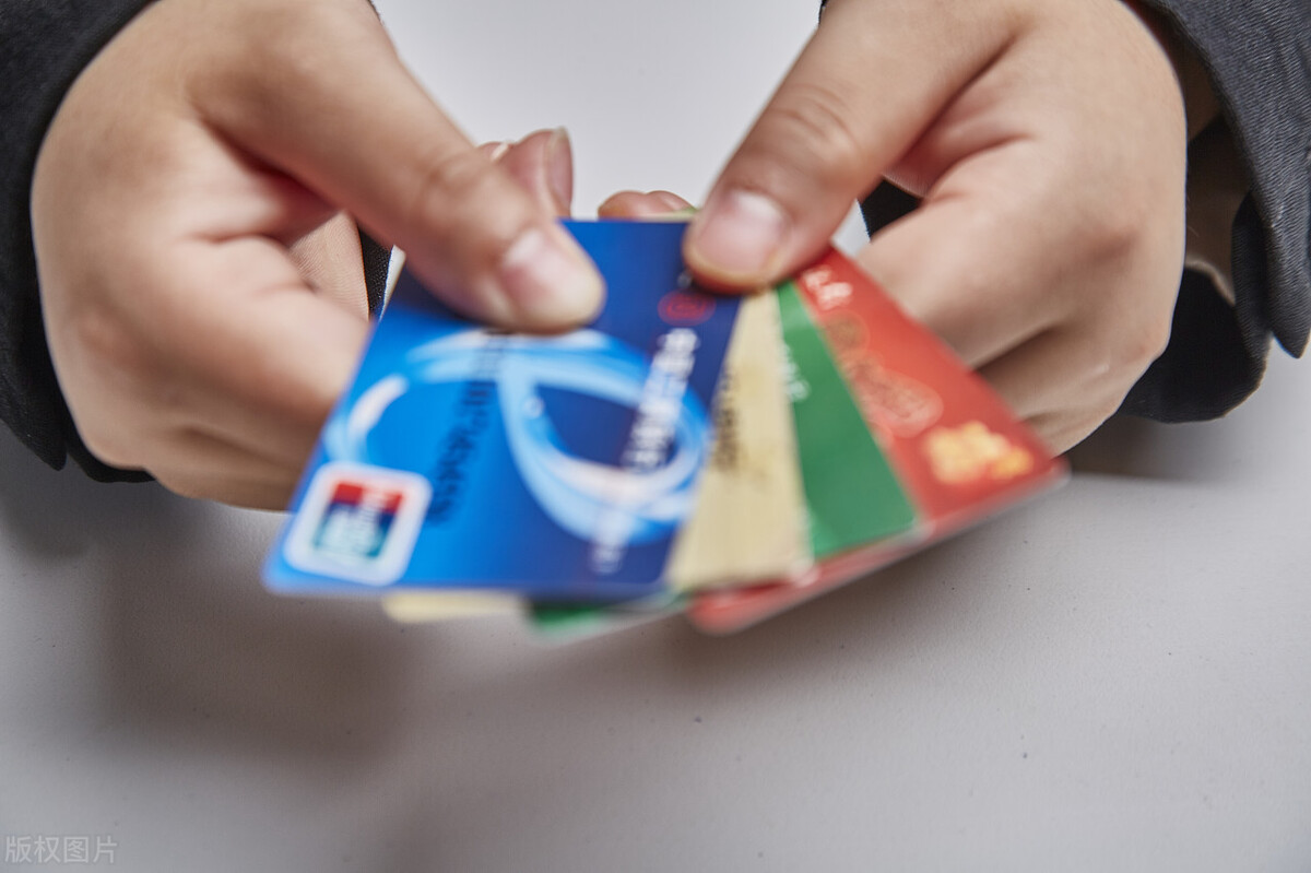 缺钱出售银行卡，最终被判一年半，不要贪小便宜吃大亏！