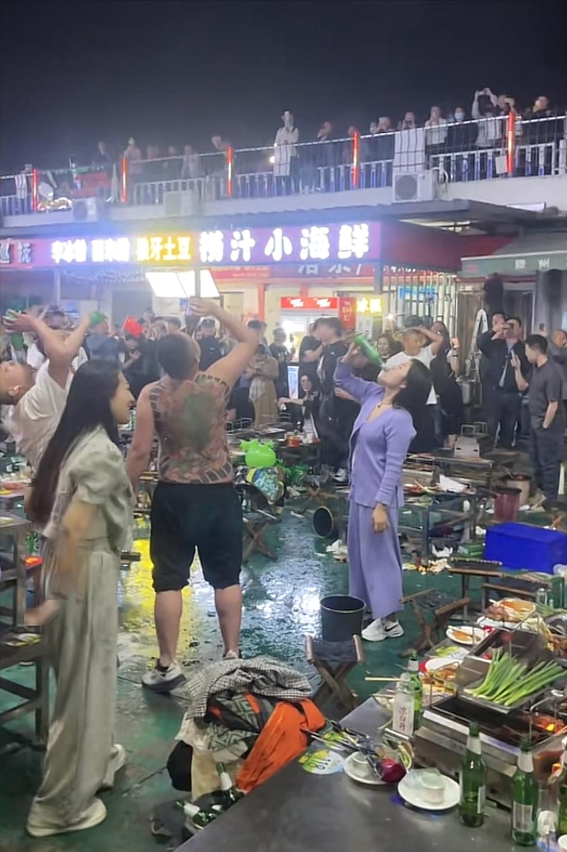 开黄腔、摸肌肉、玩烂梗，淄博鸭货小哥正在被下头女游客性骚扰