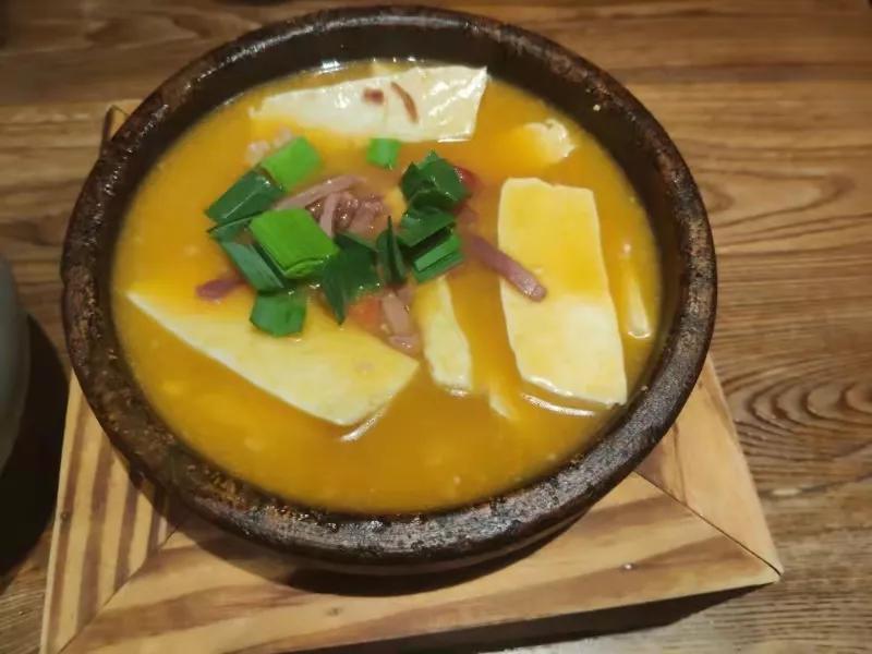 女人结婚多年无法怀孕，在一次同学聚会中，怀上了人家老公的孩子