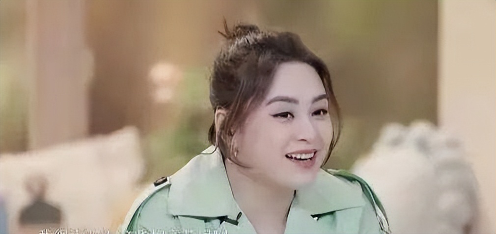 没了美颜滤镜，谁在装嫩一目了然，麒麟臂、水桶腰、满脸皱纹沟壑