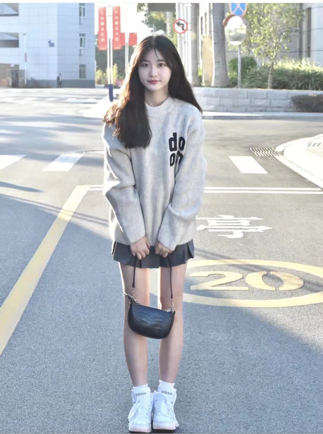 灰色和深咖色百褶短裙搭什么上衣,灰色百褶裙搭配什么上衣高级