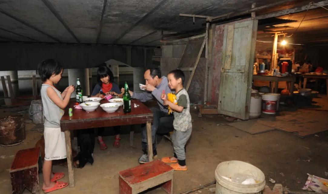 一对夫妻20年生10个女儿,2000年的夫妻