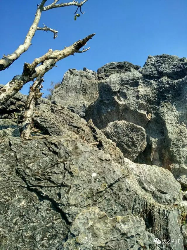 攀普洱天壁山之西门崖子：一日凌云出，群山齐失自高心