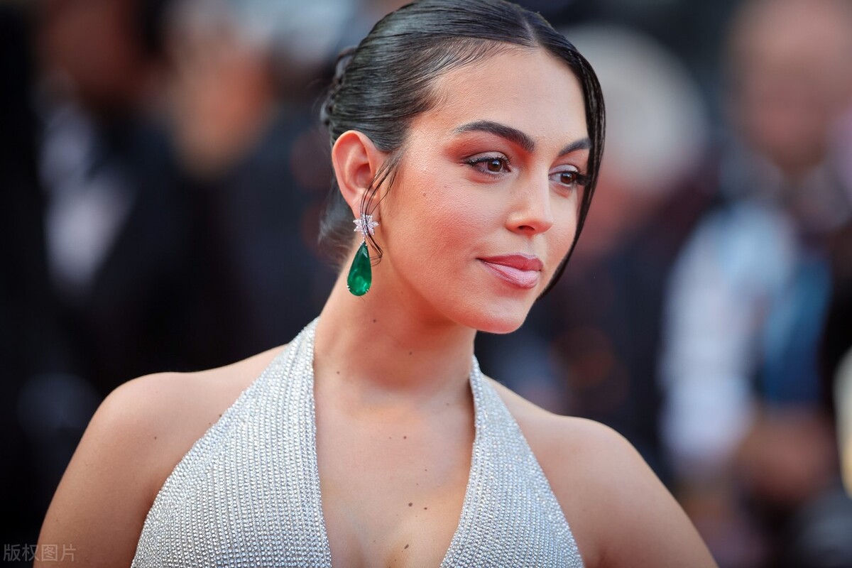 c罗太郁闷踢人犯规逃过红牌,c罗和梅西矛盾的前因后果