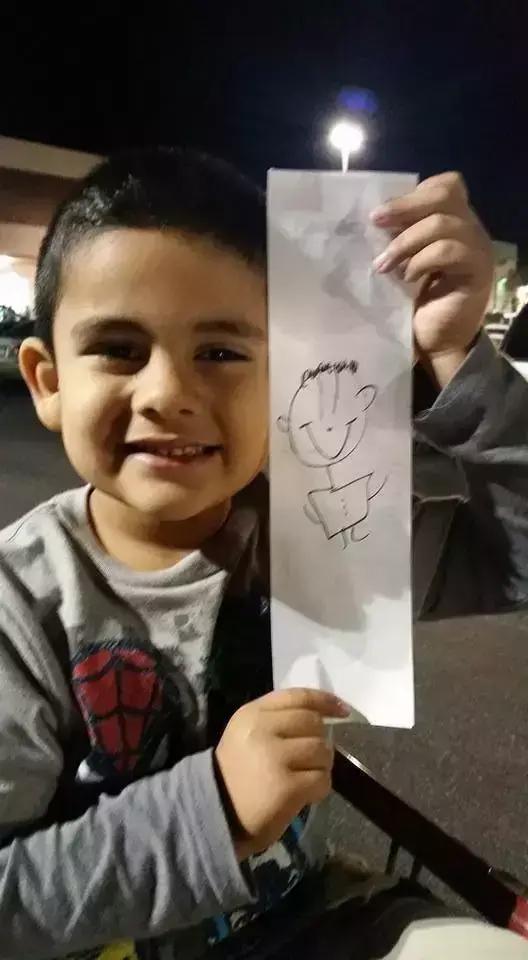 把随手丢弃的购物小票变成孩子们最珍贵的礼物，小镇因他而感动