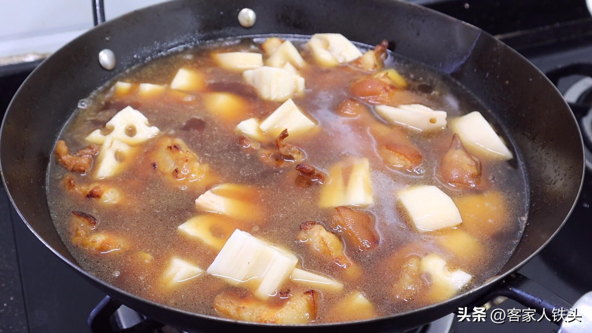 莲藕炖猪脚的家常做法大全,莲藕炖猪脚的正宗做法详细过程