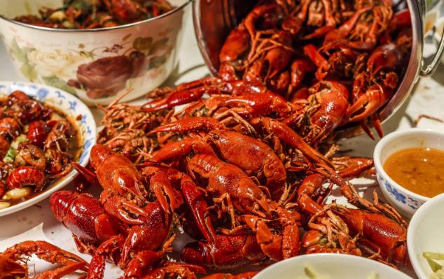 他靠小龙虾如何资产过千万,从卖小龙虾变成千亿首富