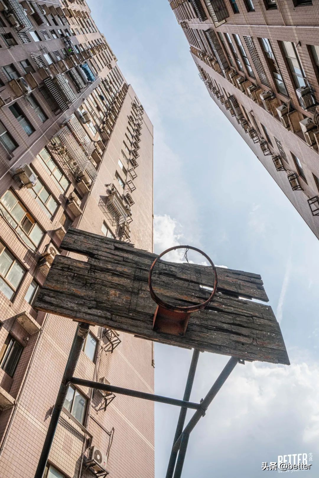 公交车爬楼顶,公交车飞上了楼顶