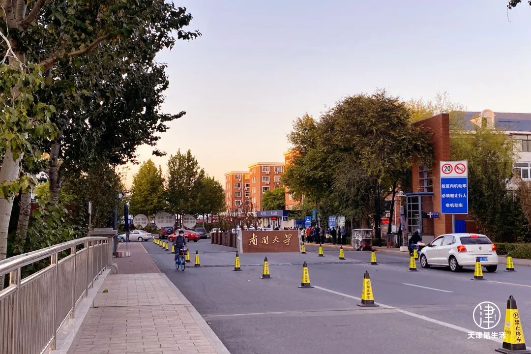 怀揣100元吃遍整条街：几十年屹立不倒，这儿不输西湖道…