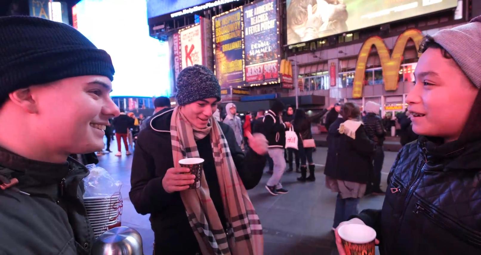 美国小伙觉得中国食物难吃，便用胡辣汤街头实验，结果被路人疯抢