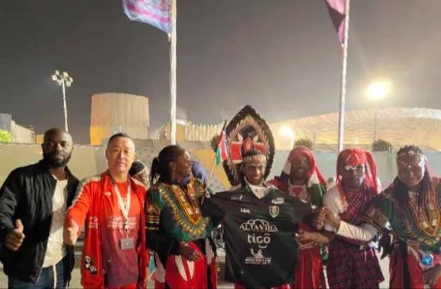 球迷王子李强先生在卡塔尔世界杯足球赛场传播汉文化展示新形象