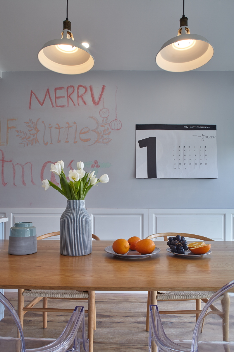 她家用木器漆打造出了独一无二的电视背景墙