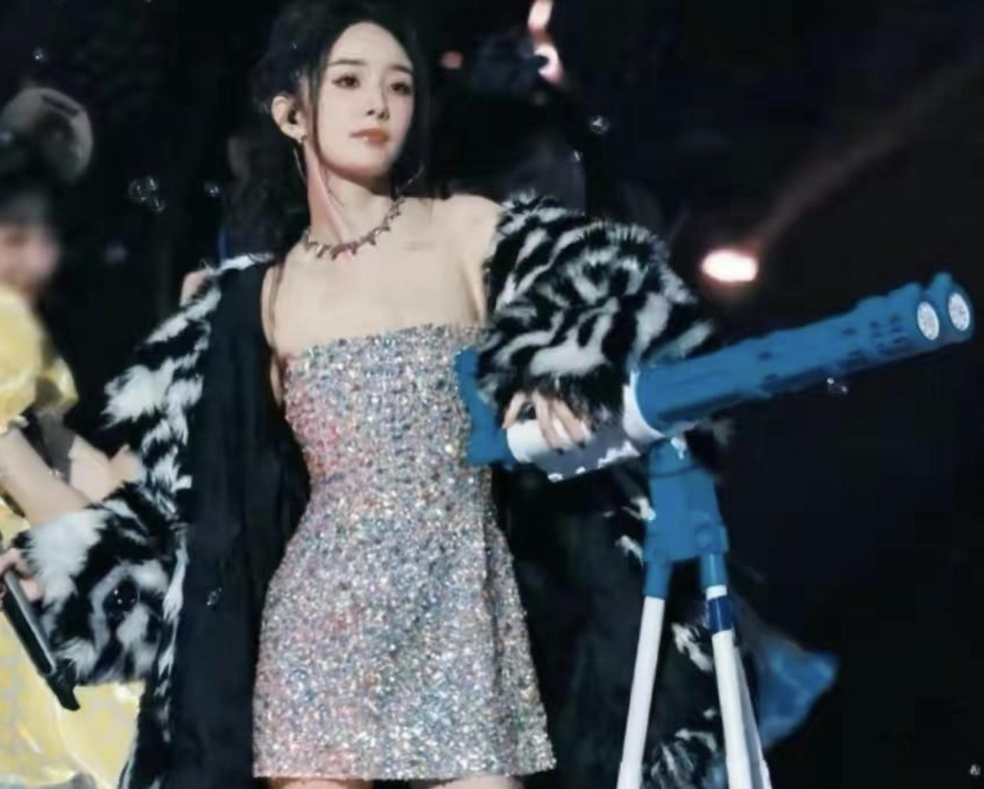 金星直播吐槽明星穿深v,金星吐槽明星走红毯捂胸