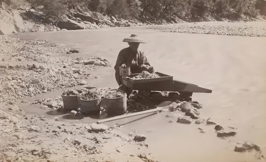 140年前标有*华反**口号的牛仔裤55万元售出，网友：欠中国一个道歉