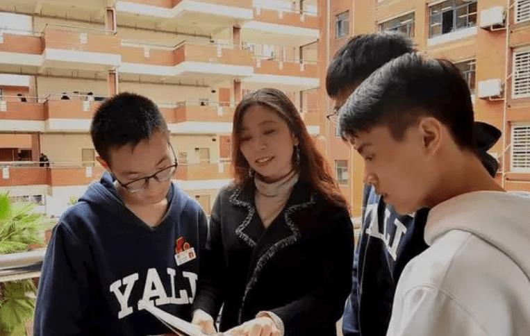 英语老师第一次当班主任,英语老师初中当班主任好吗