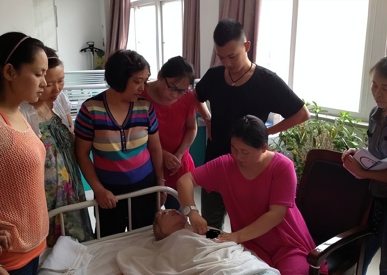 90后小伙转行做催乳师,90后小伙学催乳