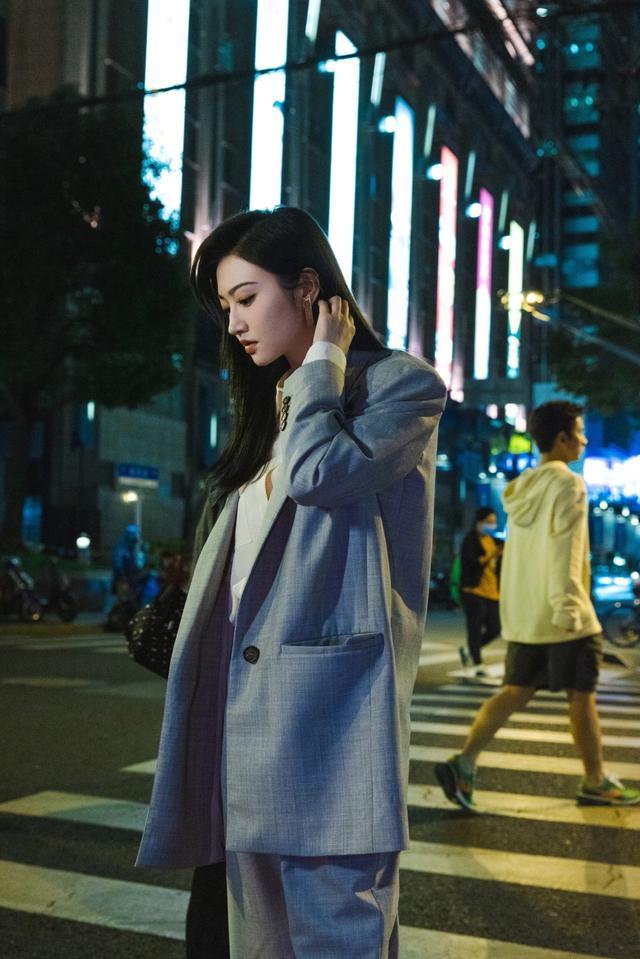 景甜皮裤西装现身,景甜的波点礼服穿搭大秀好身材