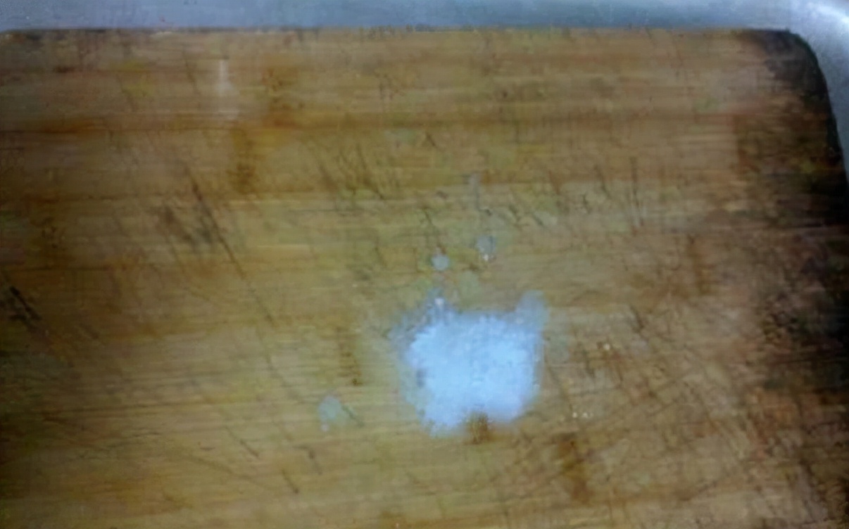 菜板发霉“黑乎乎”怎么办？教你正确的做法，立马干净如新