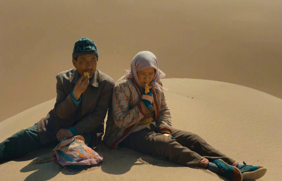 男子买38元衬裙为残疾妻子圆婚纱梦：现实版隐入尘烟，让人破防