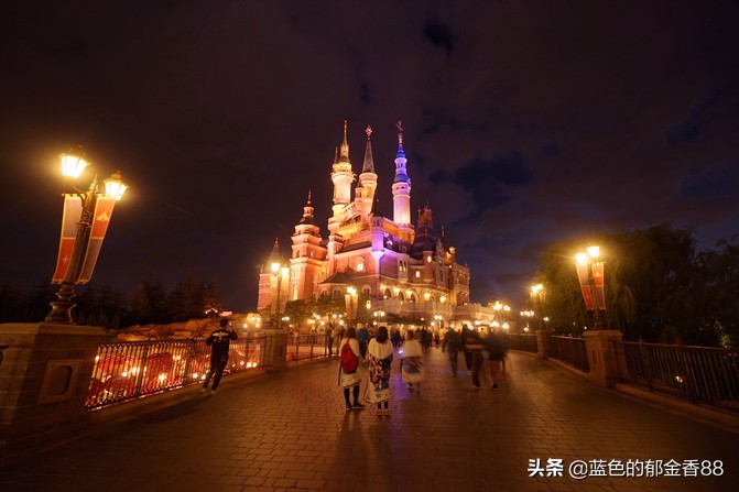 周末白相里的一张床、一群朋友、暴走于迪士尼乐园