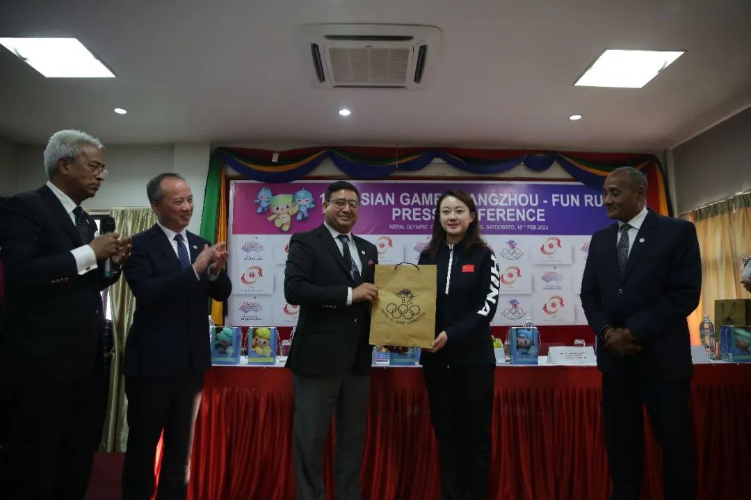 翻越尼泊尔,翻越喜马拉雅山到达尼泊尔