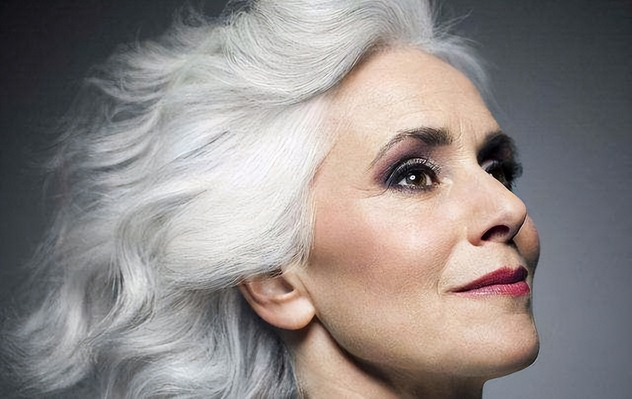 前额和鬓角白发是什么原因,两鬓和后脑勺长白发是什么原因