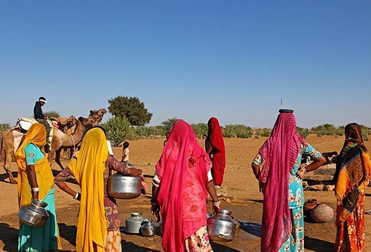 印度二婚姑娘沦为“水妻”：头顶罐子、喝洗脚水，怀孕了也不能生