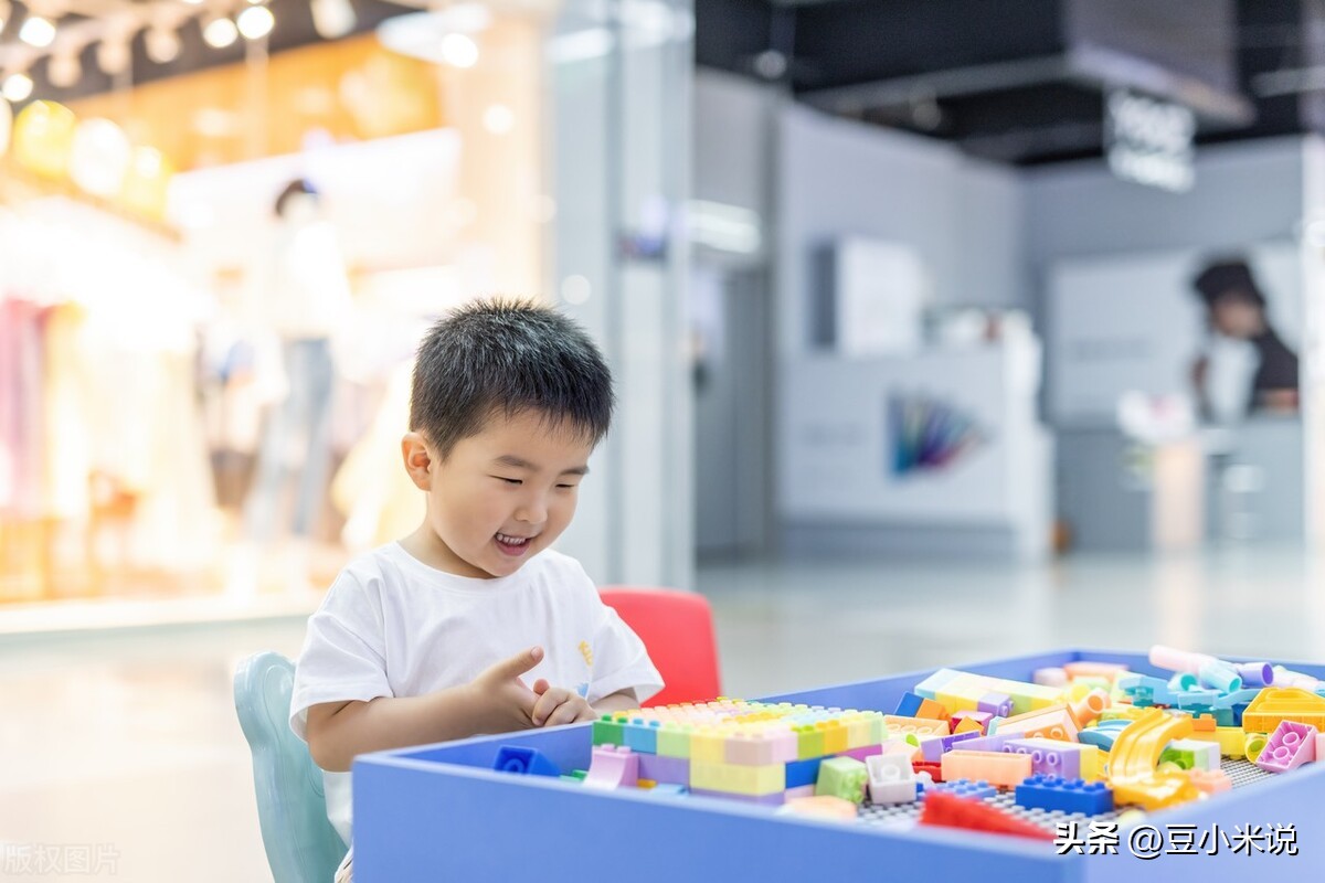 3岁孩子发脾气摔东西怎么教育,脾气大动不动就摔东西