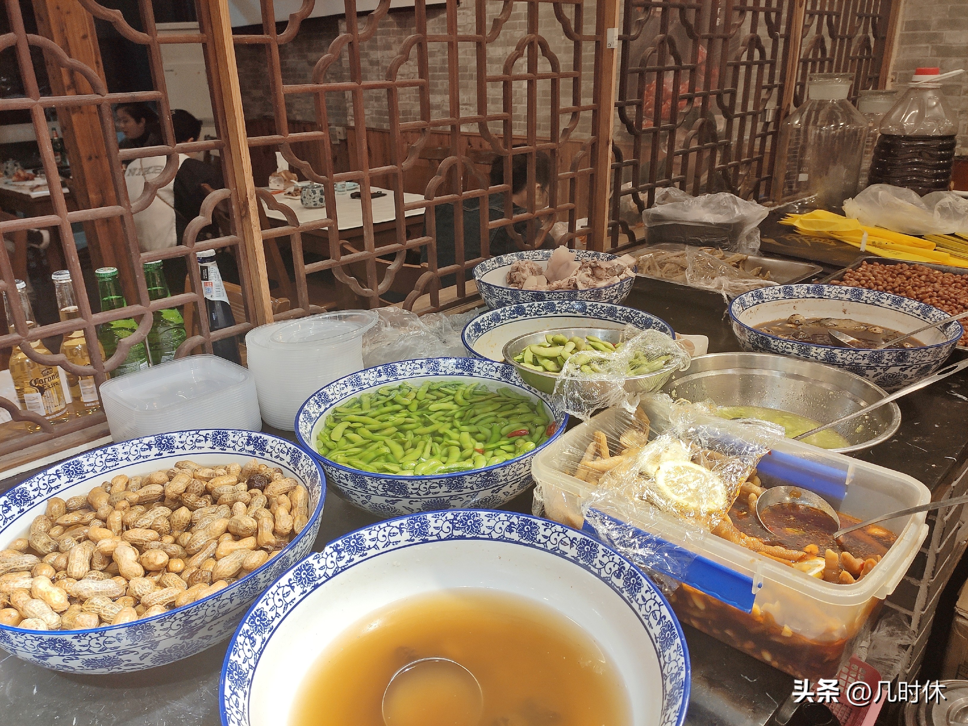 夜宵小龙虾啤酒,吃小龙虾喝啤酒的季节
