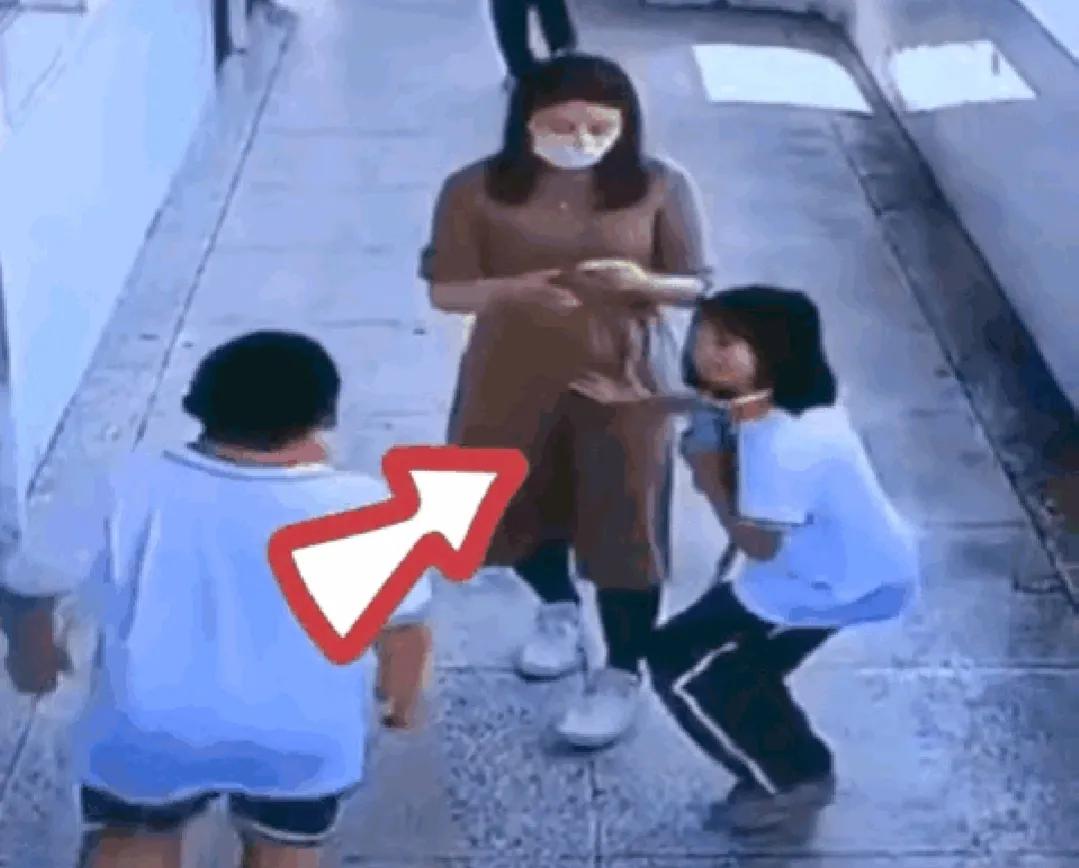 你是皇亲国戚吗？女孩轻轻碰了一下就被踹还揪衣领！活该被开除