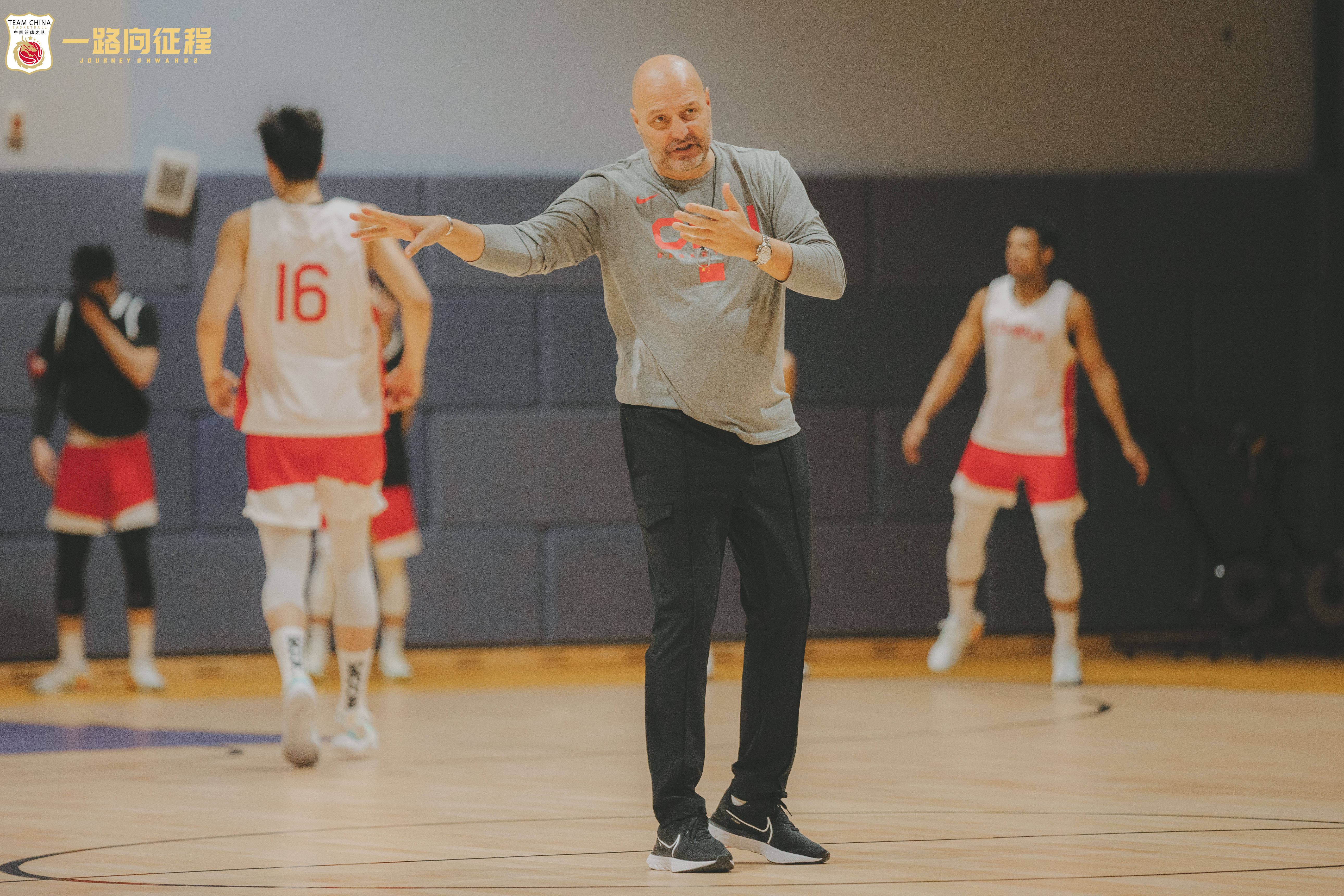 驳刘炜！篮球没有“与世界接轨”的提法，他赞乔帅暗批三位土帅