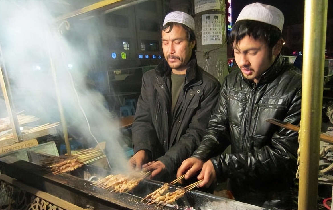 刘嘉玲关晓彤同框,穿旗袍大秀窈窕好身材