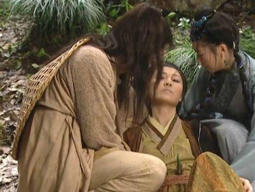 难怪宁中则会自杀，你看她被人轻薄时，躲在一旁的令狐冲干了啥？