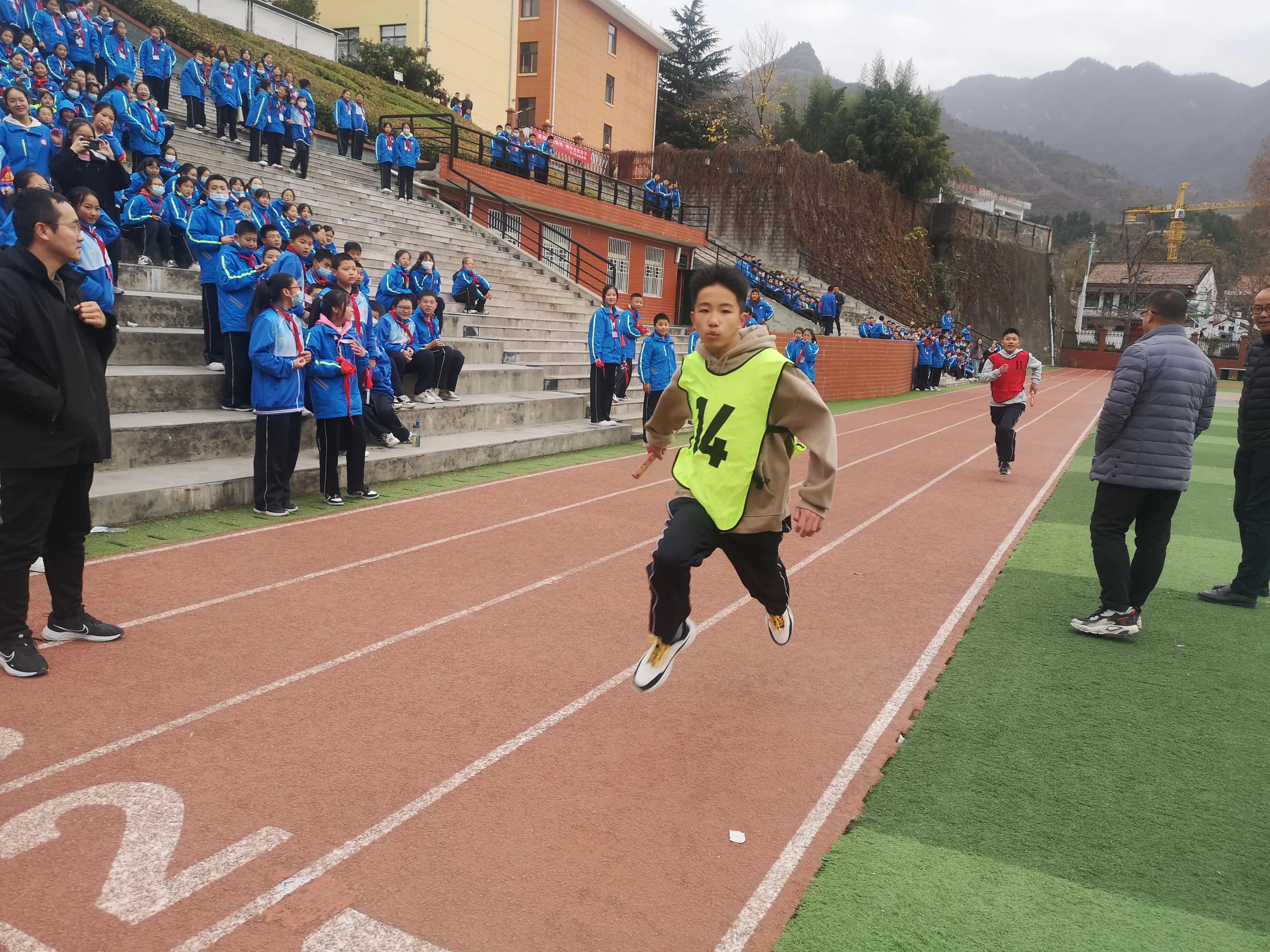 激烈的全班跑步比赛作文400字,激烈的接力比赛400字