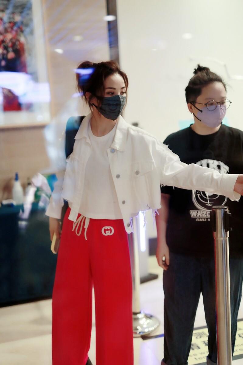 被阿Sa的穿搭美到了，白色牛仔衣配玫红色9分裤，时髦又减龄