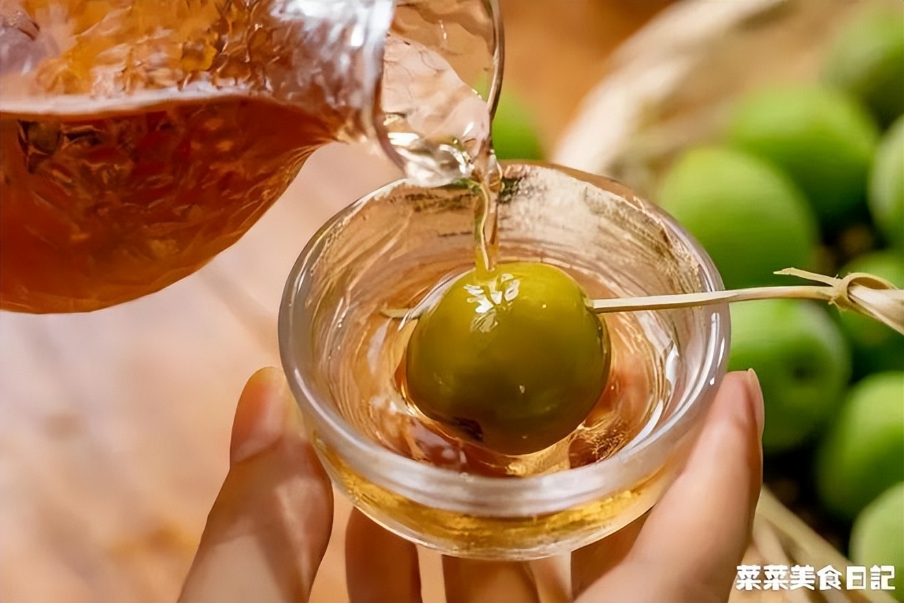 泡过酒的青梅干做法,泡青梅酒的青梅捞出来可以做什么