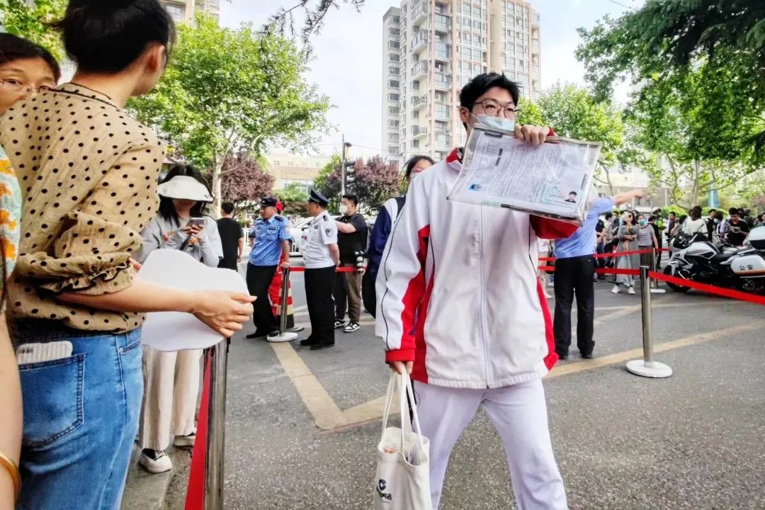 刚刚，青岛5万多勇士霸气走进战场！少年，此去何求？夺盛名、拔头筹、争魁首、独占鳌头！