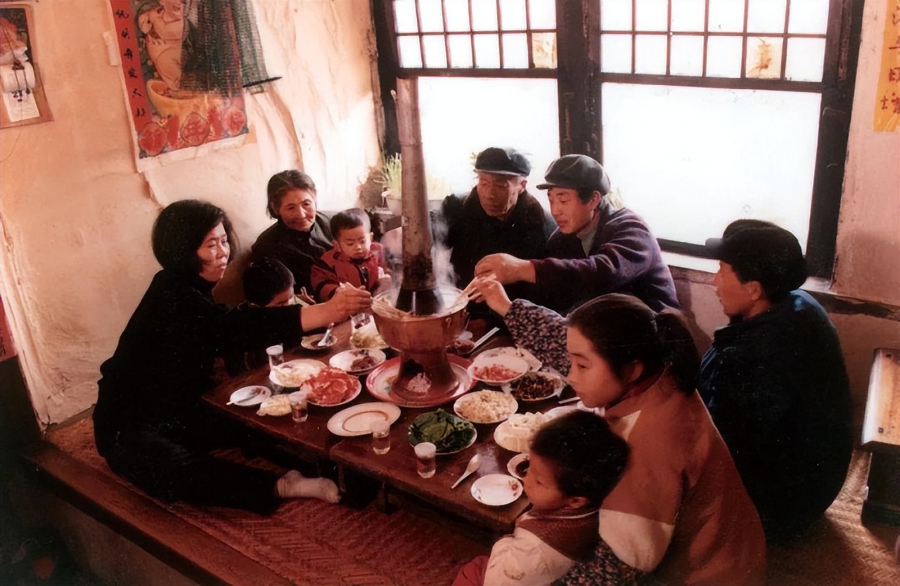 东北全家人睡一个炕上不尴尬吗,为什么东北人睡觉全家人都睡